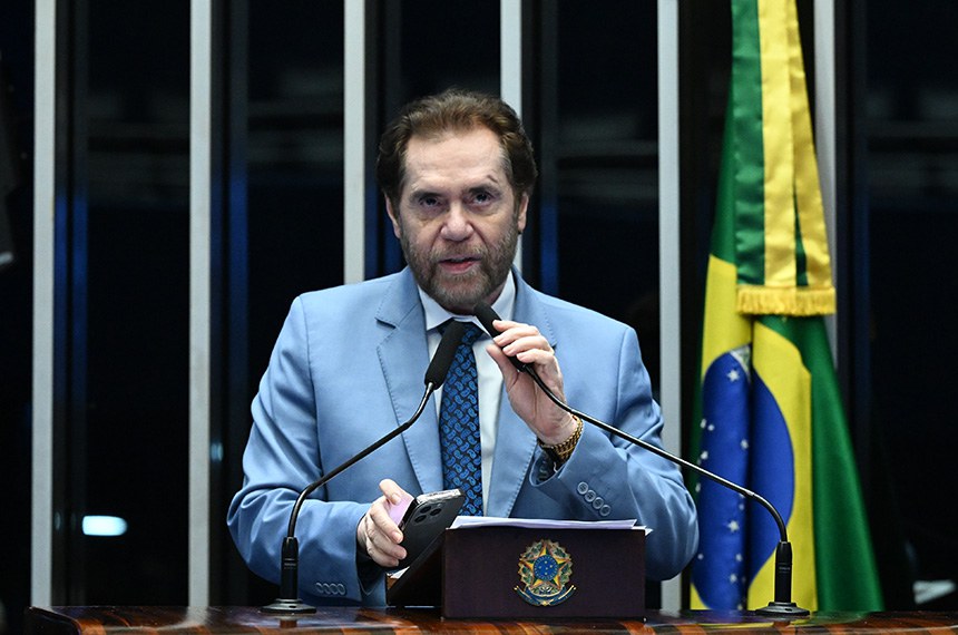 Senador Plínio Valério (PSDB-AM) em discurso à tribuna.