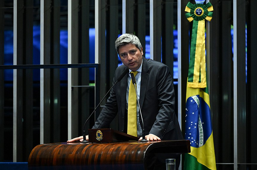 Em discurso, à tribuna, senador Carlos Portinho (PL-RJ).