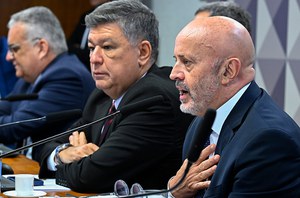 Mesa: 
relator da CPMI - INSS, deputado Alfredo Gaspar (União-AL); 
coordenador de Comissões Especiais, Temporárias e Parlamentares de Inquérito (Coceti), Leandro Augusto de Araújo Cunha Bueno; 
presidente da CPMI - INSS, senador Carlos Viana (Podemos-MG); 
empresário Antônio Carlos Camilo Antunes (depoente) em pronunciamento.