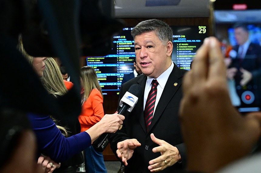 Presidente da CPMI - INSS, senador Carlos Viana (Podemos-MG), concede entrevista.