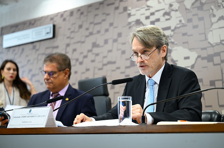 Mesa: 
presidente da CRE, senador Nelsinho Trad (PSD-MS); 
indicado para exercer o cargo de Embaixador do Brasil no Reino da Tailândia e, cumulativamente, na República Democrática Popular do Laos, André Odenbreit Carvalho (MSF 63/2025). 