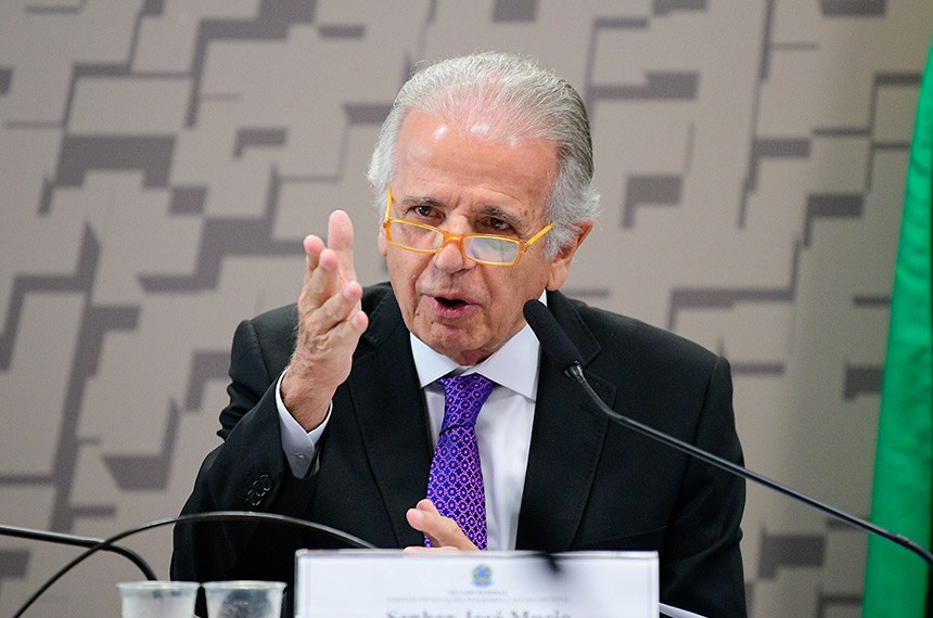 À mesa, em pronunciamento, ministro de Estado da Defesa, José Mucio Monteiro Filho.