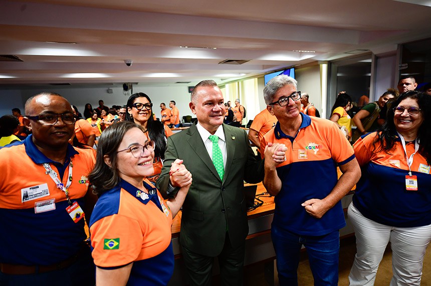 Agentes comunitários de Saúde e agentes de Combate às Endemias comemoram audiência ao lado do senador Wellington Fagundes (PL-MT).