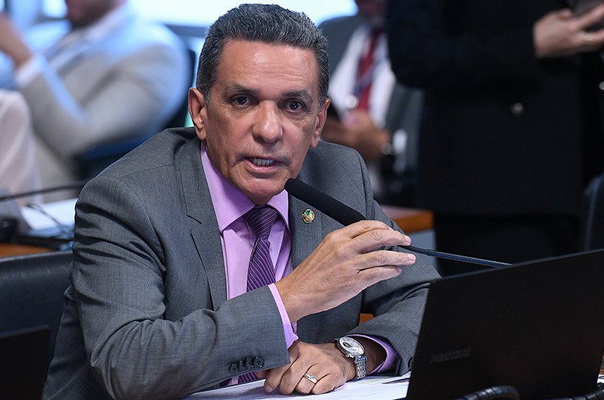 À bancada, em pronunciamento, senador Mecias de Jesus (Republicanos-RR).