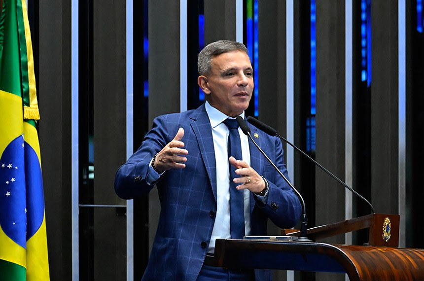 À tribuna, em discurso, senador Marcio Bittar (PL-AC). 