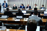 Custo ao consumidor e energia limpa desafiam sistema elétrico, mostra debate