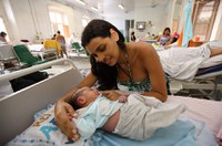 Lei amplia licença-maternidade após internações prolongadas