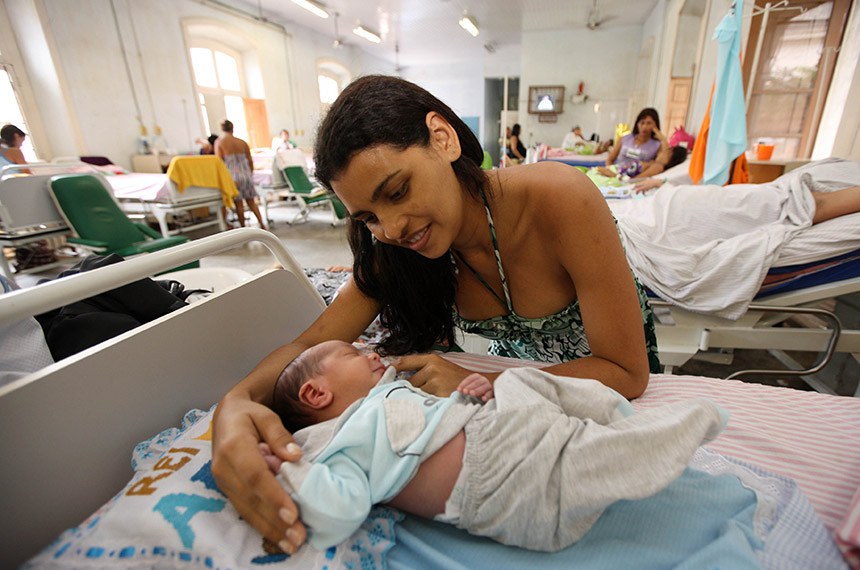 Com 110 leitos e uma equipe com mais de 80 profissionais, entre médicos, enfermeiros, psicólogos, assistentes sociais, a Santa Casa do Pará realiza cerca de 500 partos por mês. Joelma Cordeiro, de 27 anos, passa a ser parte desta estatística. Na úlima terça-feira (21), ela teve o seu terceiro filho na Santa Casa. Joelma, que não havia feito o pré-natal, percorreu três hospitais da capital até chegar à Santa Casa, aonde recebeu o atendimento.