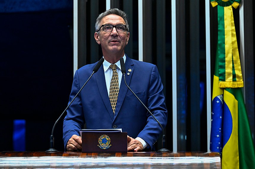 Em discurso, à tribuna, senador Lucas Barreto (PSD-AP).