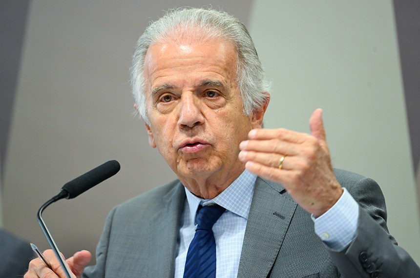 Em pronunciamento, à mesa, ministro de Estado da Defesa, José Múcio Monteiro Filho.