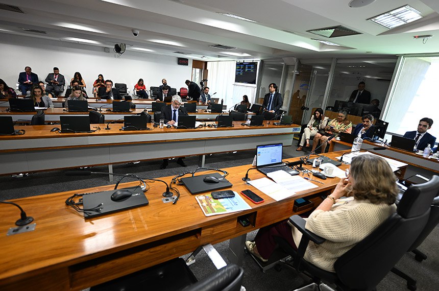 À bancada, em pronunciamento, relator do PL 2.345/2023, senador Humberto Costa (PT-PE). 