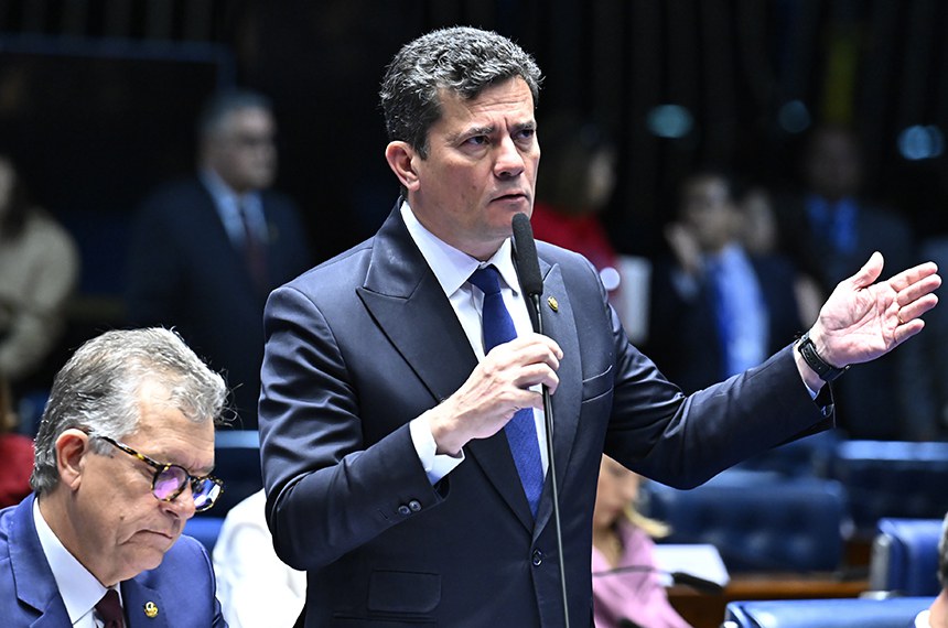 Em pronunciamento, à bancada, senador Sergio Moro (União-PR).