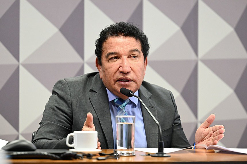 Senador Magno Malta (PL-ES) em pronunciamento à mesa.