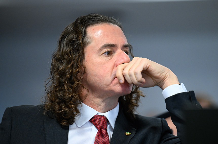 Em destaque, à bancada, senador Veneziano Vital do Rêgo (MDB-PB).