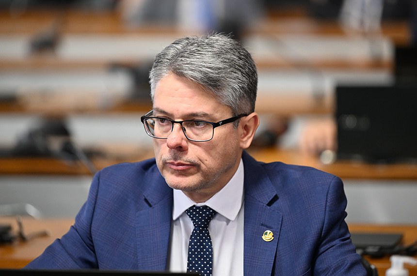 À bancada, senador Alessandro Vieira (MDB-SE).