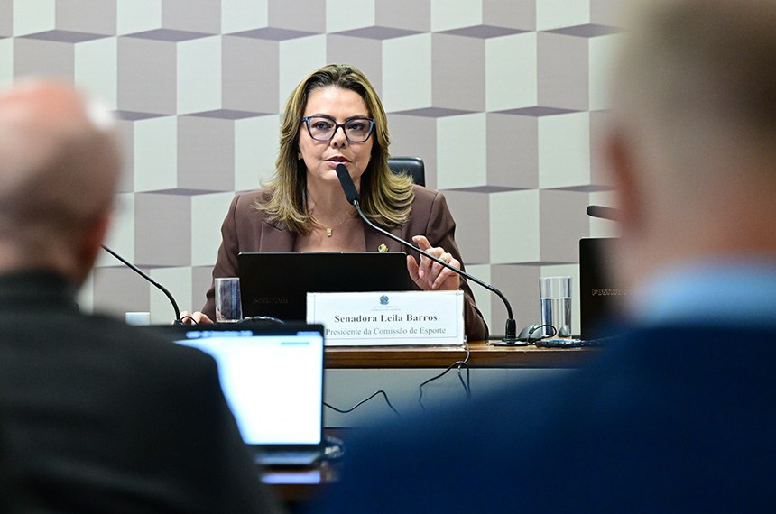 Mesa: 
presidente da CEsp, senadora Leila Barros (PDT-DF),  em pronunciamento.