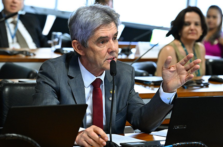 Em pronunciamento, à bancada, senador Jaime Bagattoli (PL-RO).