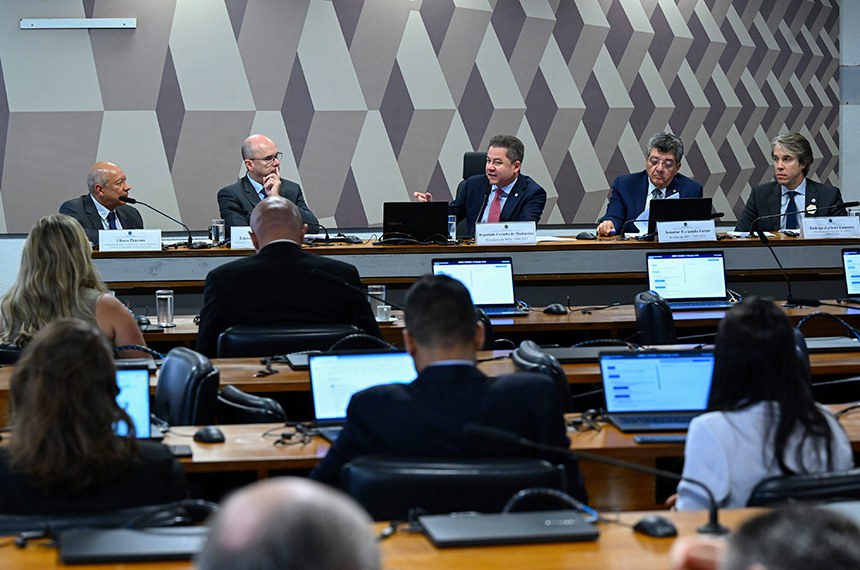 Mesa:
coordenador de Análise de Mercado da Agência Brasileira de Promoção de Exportações e Investimentos (Apex), Ulisses Pimenta;
secretário de Assuntos Econômicos e Financeiros do Ministério das Relações Exteriores (MRE), embaixador Philip Fox;
presidente da CMMPV 1.309/2025, deputado Cezinha de Madureira (PSD-SP);
relator da CMMPV 1.309/2025, senador Fernando Farias (MDB-AL);
secretário executivo da Câmara de Comércio Exterior (Camex), Rodrigo Zerbone Loureiro.