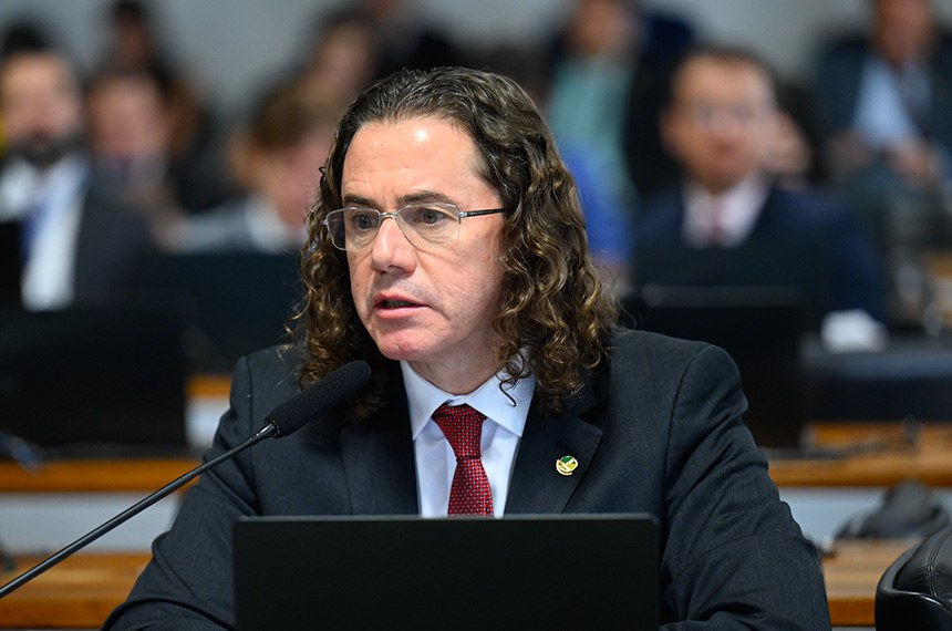 Em pronunciamento, à bancada, relator ad hoc do PL 528/2015, senador Veneziano Vital do Rêgo (MDB-PB).