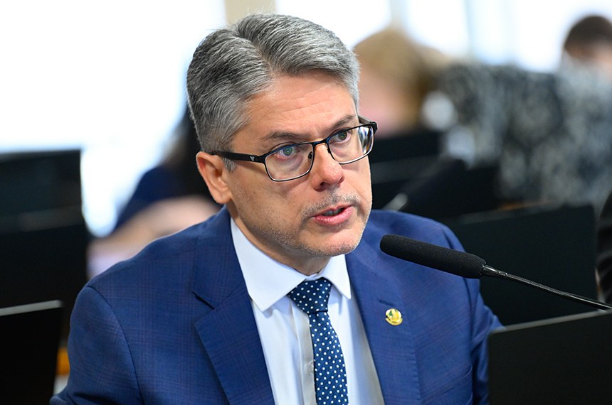 Em pronunciamento, à bancada, relator do PL 4.809/2024, senador Alessandro Vieira (MDB-SE).