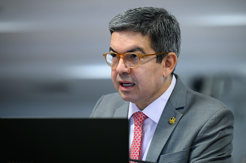 Senador Randolfe Rodrigues (PT-AP) em pronunciamento á bancada.