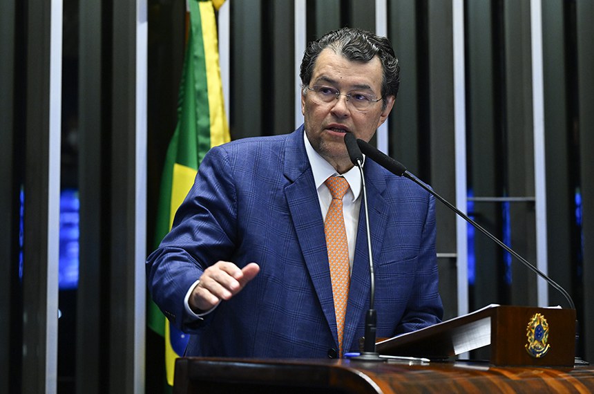 Em discurso, à tribuna, relator do PLP 108/2024, senador Eduardo Braga (MDB-AM).