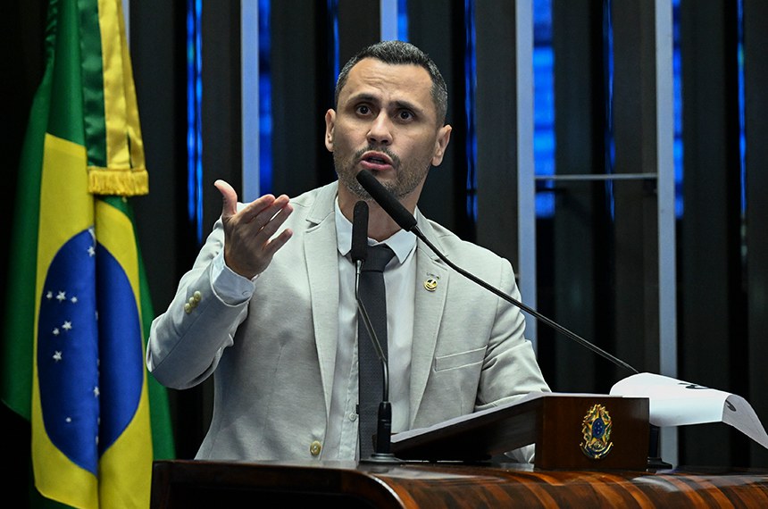 Senador Cleitinho (Republicanos-MG) em discurso à tribuna.