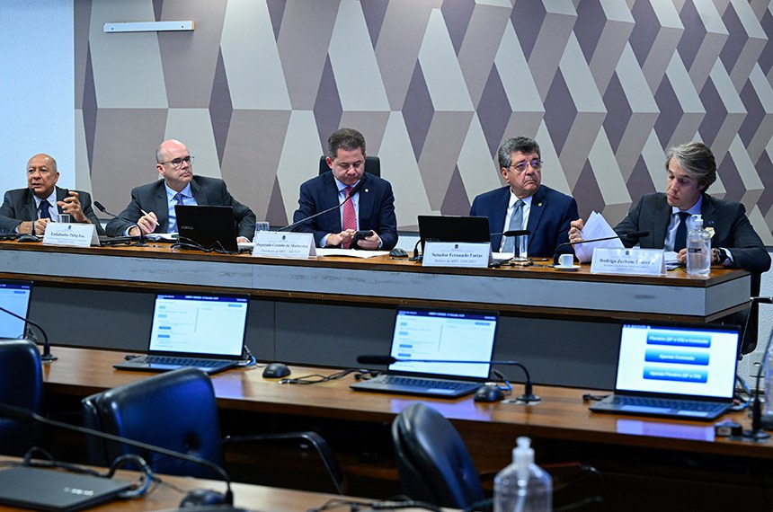 Mesa:
coordenador de Análise de Mercado da Agência Brasileira de Promoção de Exportações e Investimentos (Apex), Ulisses Pimenta;
secretário de Assuntos Econômicos e Financeiros do Ministério das Relações Exteriores (MRE), embaixador Philip Fox;
presidente da CMMPV 1.309/2025, deputado Cezinha de Madureira (PSD-SP);
relator da CMMPV 1.309/2025, senador Fernando Farias (MDB-AL);
secretário executivo da Câmara de Comércio Exterior (Camex), Rodrigo Zerbone Loureiro.