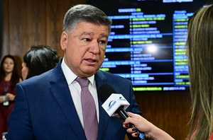 Presidente da CPMI - INSS, senador Carlos Viana (Podemos-MG), concede entrevista.