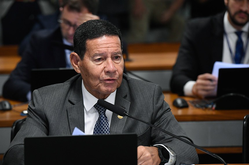 À bancada, em pronunciamento, senador Hamilton Mourão (Republicanos-RS).