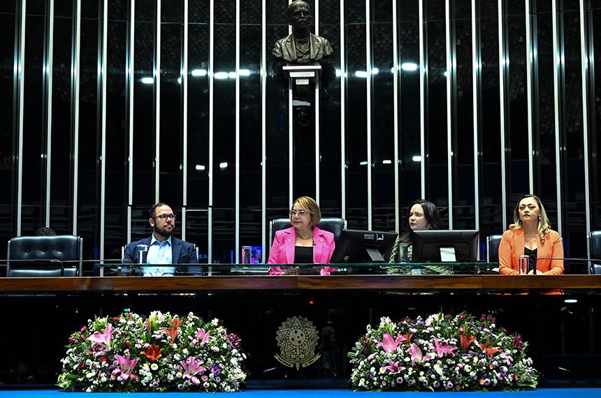 Mesa: 
presidente da União Brasileira das Associações de Musicoterapia (Ubam), Luiz Belizário; 
presidente e requerente desta sessão, senadora Jussara Lima (PSD-PI); 
chefe de gabinete da Secretaria Geral da Mesa, Ludmila Fernandes de Miranda Castro; 
vice-presidente da Associação de Musicoterapia do Estado do Piauí (AMT/PI), Luciana Saraiva.