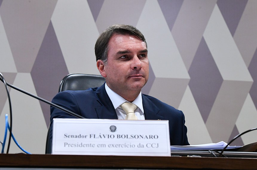 Mesa: 
presidente em exercício da CCJ, senador Flávio Bolsonaro (PL-RJ).