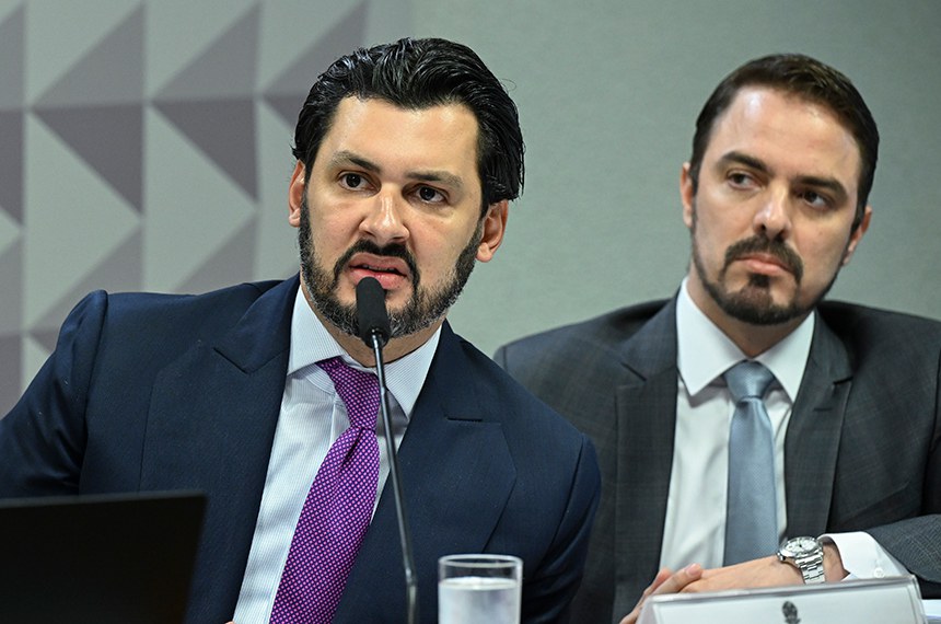 Mesa: 
empresário Fernando dos Santos Andrade Cavalcanti em pronunciamento;
advogado do depoente, Thiago Machado.