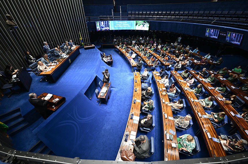 Senador Izalci Lucas (PL-DF) em discurso à tribuna.