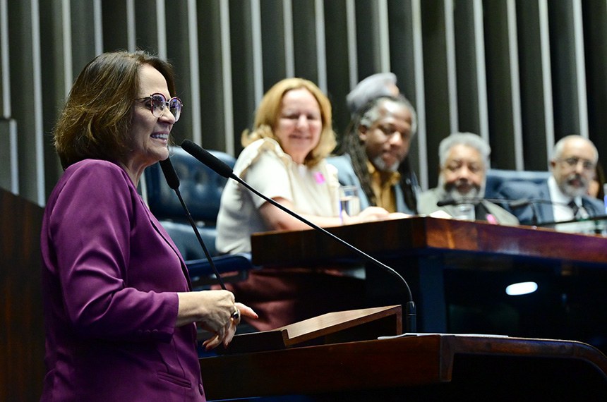 Senadora Damares Alves (Republicanos-DF) em discurso à tribuna.