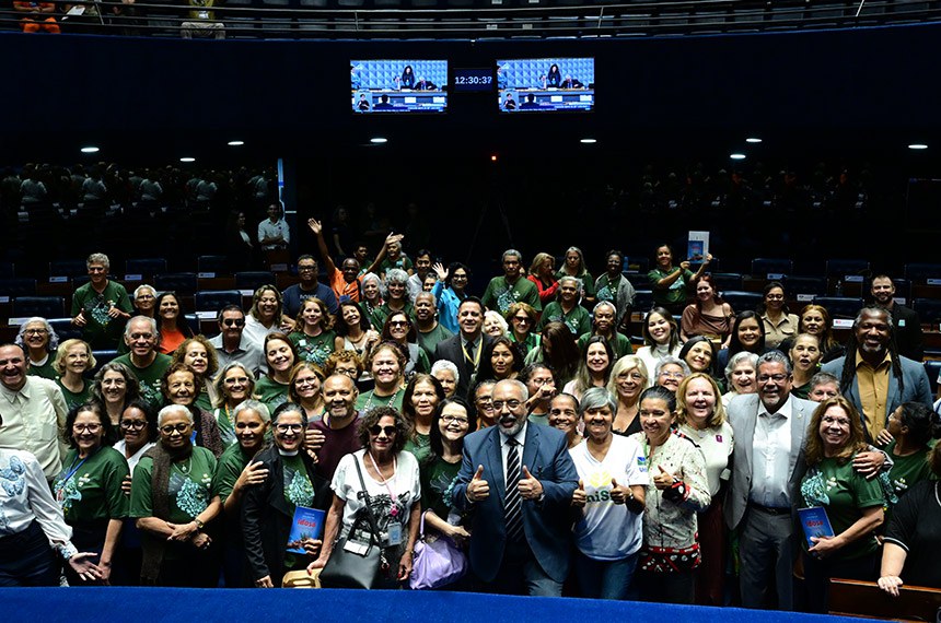 Presidente e requerente desta sessão, senador Paulo Paim (PT-RS), posa para fotos com representantes do Programa Universidade do Envelhecer (UniSER) – Arte de Viver da Universidade de Brasília (UnB).
