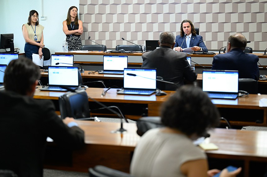 À mesa, vice-presidente da CE, senador Veneziano Vital do Rêgo (MDB-PB), conduz reunião.