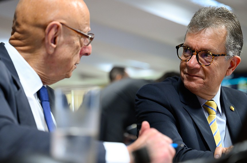 Mesa: 
presidente da CAE, senador Renan Calheiros (MDB-AL).