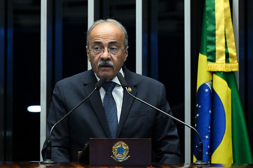 À tribuna, em discurso, senador Chico Rodrigues (PSB-RR). 