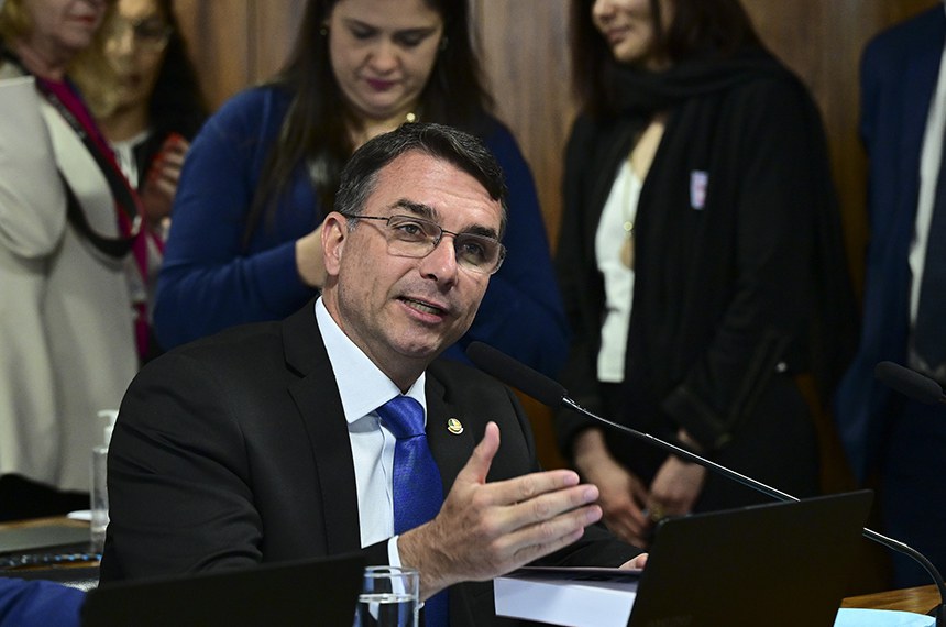 Senador Flávio Bolsonaro (PL-RJ) em pronunciamento à bancada.