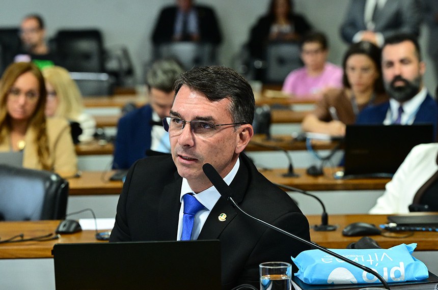 À bancada, em pronunciamento, senador Flávio Bolsonaro (PL-RJ).