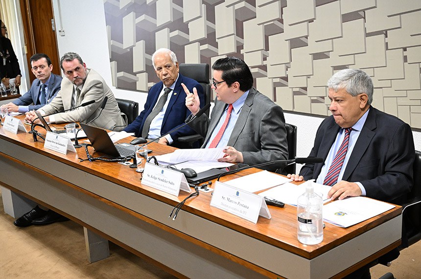 Mesa: 
secretário do Tesouro Nacional, Rogério Ceron de Oliveira; 
secretário especial de Análise Governamental da Casa Civil da Presidência da República, Bruno Moretti; 
presidente eventual da CAE, senador Oriovisto Guimarães (PSDB-PR); 
economista-chefe e sócio da Warren Renascença, Felipe Scudeler Salto - em pronunciamento; 
diretor-executivo da IFI, Marcos Pestana.