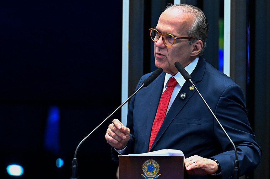 Em discurso, à tribuna, senador Fernando Dueire (MDB-PE).