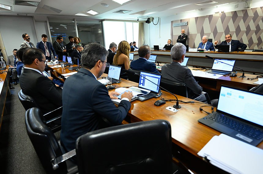 Mesa: 
presidente da CCJ, senador Otto Alencar (PSD-BA); 
senador Omar Aziz (PSD-AM) em pronunciamento.