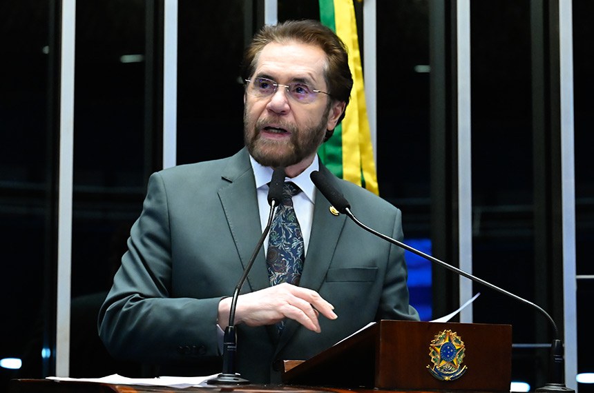 Em discurso, à tribuna, senador Plínio Valério (PSDB-AM).