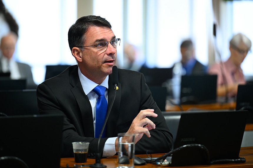 Em pronunciamento, à bancada, relator do PL 1.473/2025, senador Flávio Bolsonaro (PL-RJ).