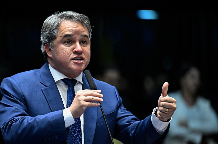 Senador Efraim Filho (União-PB) em pronunciamento à bancada.