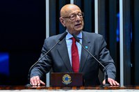 Amin homenageia professores e pede revisão de IR de aposentados da Petrobras