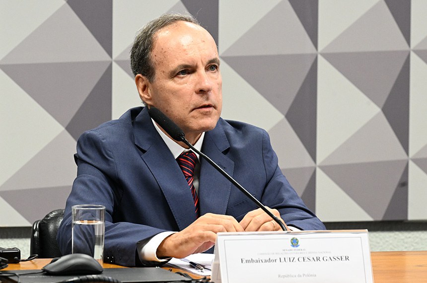 Mesa: 
indicado para exercer o cargo de embaixador do Brasil na República da Polônia, Luiz Cesar Gasser (MSF 65/2022) - em pronunciamento.