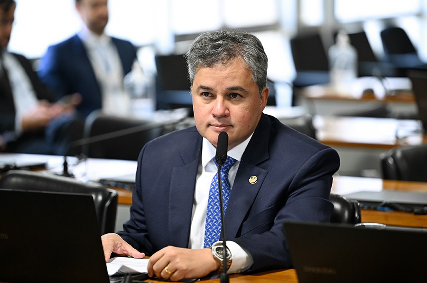 Em pronunciamento, à bancada, senador Efraim Filho (União-PB).